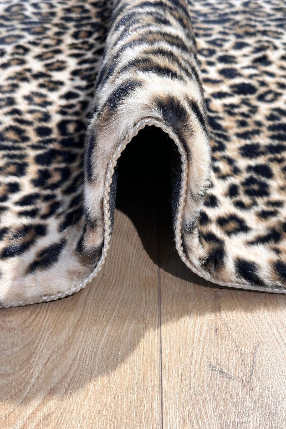 Premium Seri Bej Tavşan Tüyü Leopar Desenli Kaymaz Taban Halı Yolluk