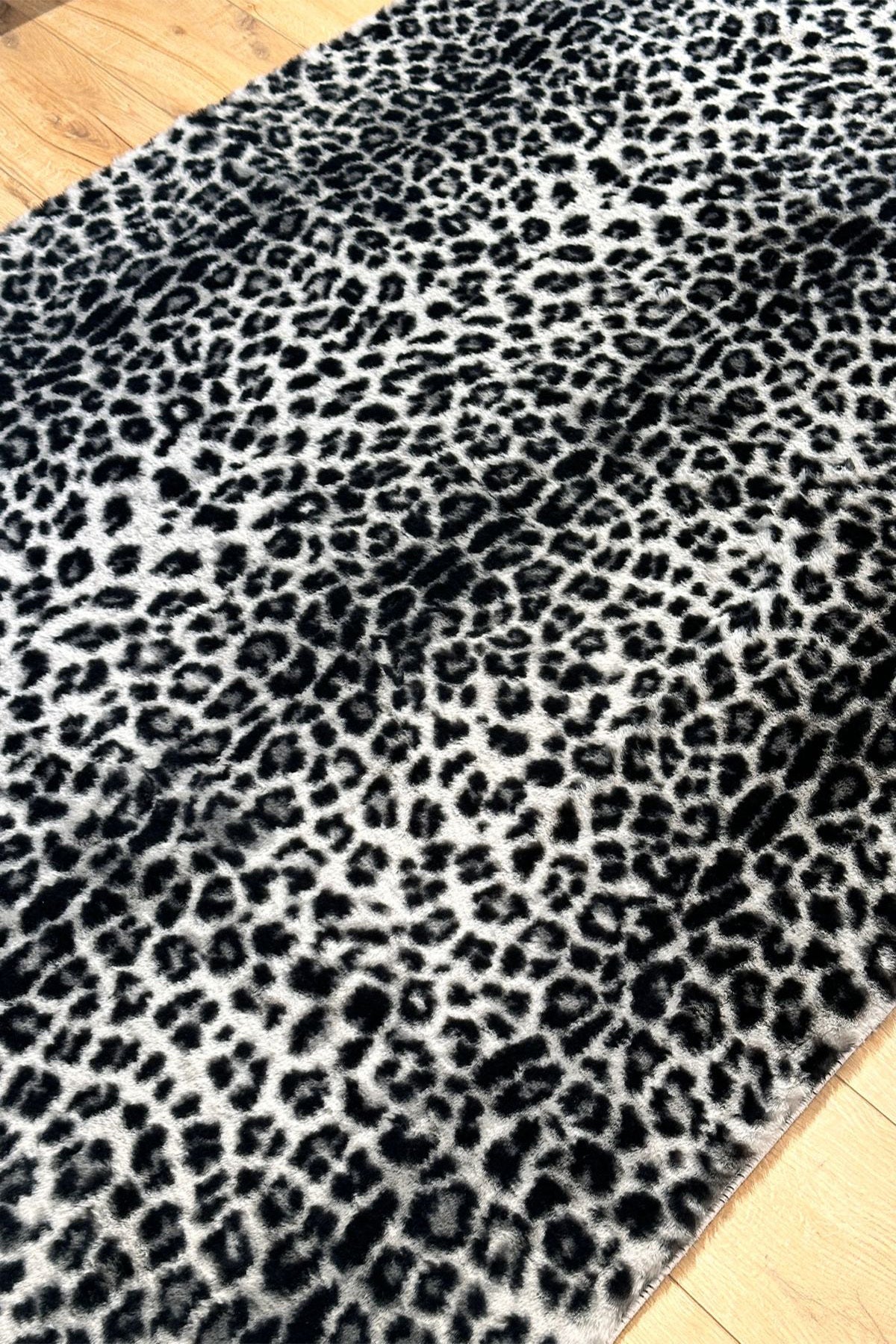 Premium Seri Gri Tavşan Tüyü Leopar Desenli Kaymaz Taban Halı Yolluk