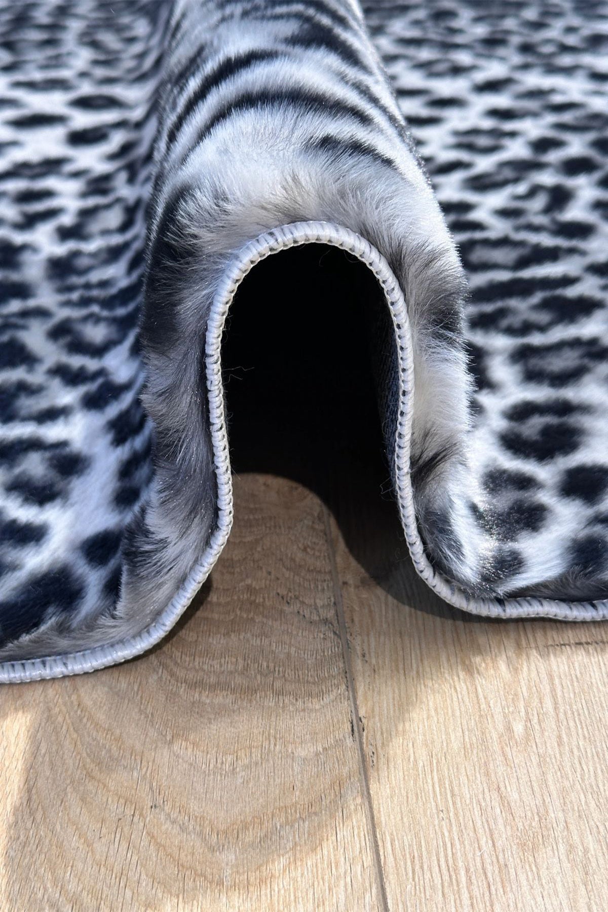 Premium Seri Gri Tavşan Tüyü Leopar Desenli Kaymaz Taban Halı Yolluk